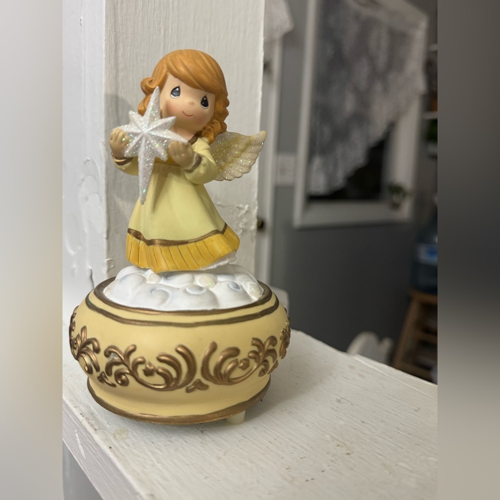 Precious moments, angel with nativity star